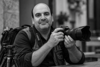 Retrato del autor de Colectanea trabajando con sus fotografías en un espacio luminoso