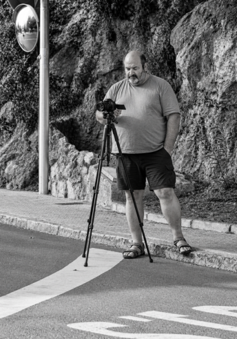 Retrato del autor de Colectanea con una cámara en un entorno interior acogedor